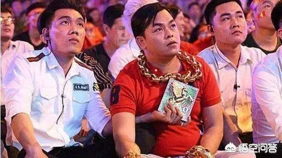 看球賽不忘炫富 男子戴26斤金首飾 重到要4保鏢去托!