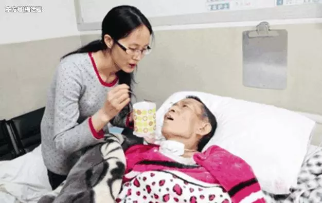 父親安葬後,女兒鎖門離去,一年後回家祭拜,站在家門口愣住了