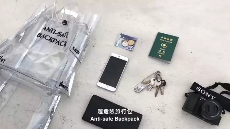老外背超危險「全透明包」遊西門町 逛完好驚艷:這個包包是台灣限定的!