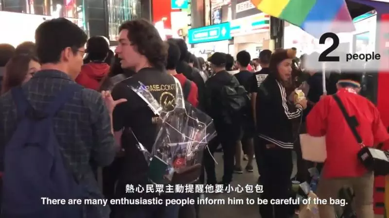 老外背超危險「全透明包」遊西門町 逛完好驚艷:這個包包是台灣限定的!