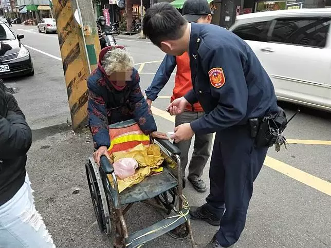 為看孫推輪椅走5公里 嬤見警喊:不要抓我!