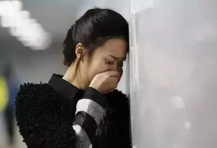 第一次去見有錢公婆,臨走前婆婆給俺一個紅包,打開後男友轟俺走