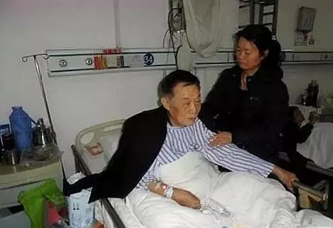 岳父癱瘓3年,女婿精心照顧,臨終20萬存款全給兒子,女婿卻樂了