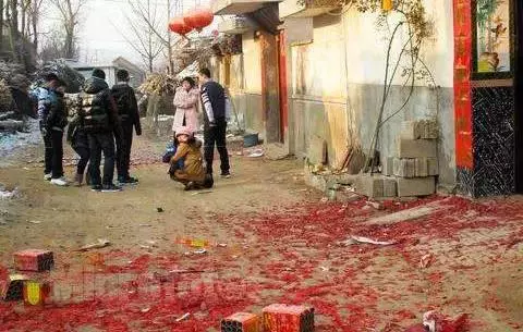 拜完年回城路上,她順手把婆婆送的棗花饃扔了,事後哭得一塌糊塗