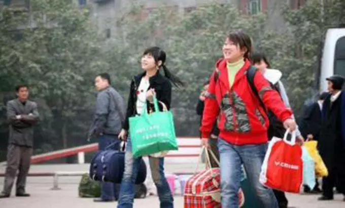 小姑子初二回家,嫂子給一萬,她不忍要,偷摸耳語後,嫂子離了婚