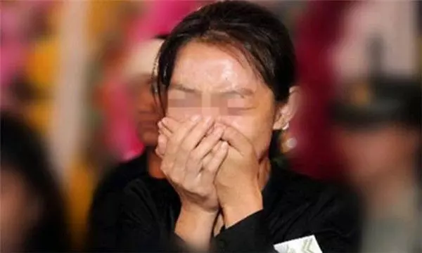 婆婆病危,小姑趁機拿走存摺,嫂子上門索要,推開門癱地上