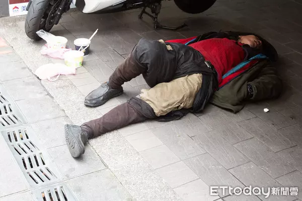 卑微心願!他趁過年前「捐出一袋舊衣服」放龍山寺 一名街友見狀「直接把整袋扛走」下秒暖哭眾人