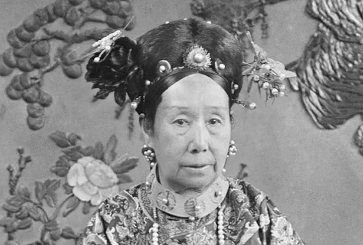 清朝娘娘回春啦!PS大神「神修復富察皇后美貌」 再替慈禧修圖「滿臉細紋→氣質女神」被讚爆