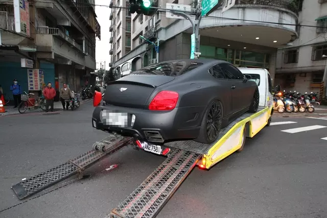 過年對決?70萬轎車恍神「毀千萬賓利」看熱鬧騎士再吻上 維修破百萬「賓利車主現身」有夠大咖