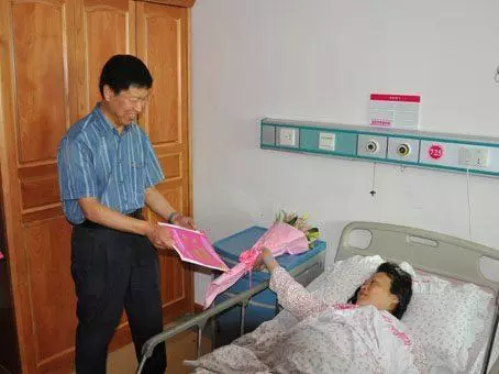 母親去世五年,生產時娘家沒人來,看到推門的人,她哭著喊媽