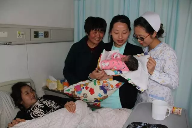 母親去世五年,生產時娘家沒人來,看到推門的人,她哭著喊媽