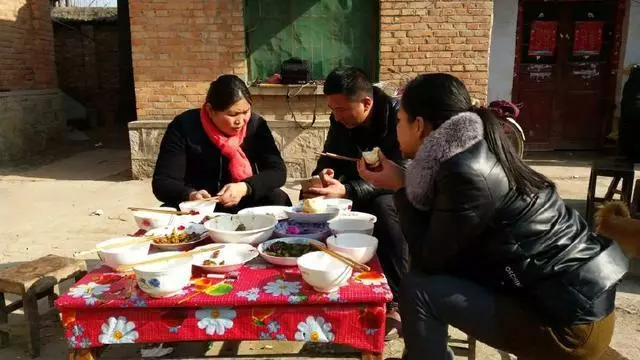 老婆照顧媽兩年,媽生日我帶5萬回家,給侄子1000塊,哥嫂不幹了