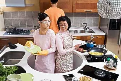 兒子娶城裡姑娘,我生日她主動做飯,去廚房一趟,我氣得轉身走開