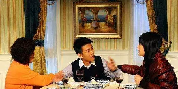 我坐月子,媽要我開工資才來照顧,三年後回娘家,我哭了媽笑了