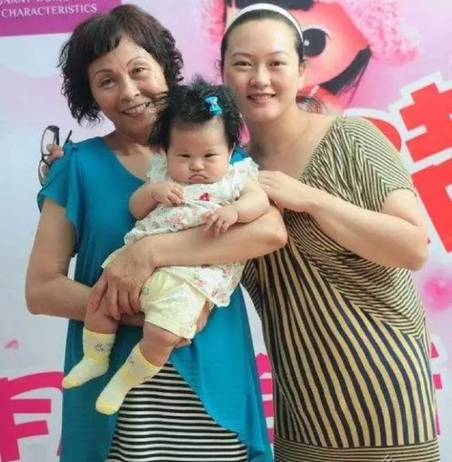 我坐月子,媽要我開工資才來照顧,三年後回娘家,我哭了媽笑了