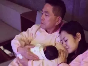 我坐月子,媽要我開工資才來照顧,三年後回娘家,我哭了媽笑了
