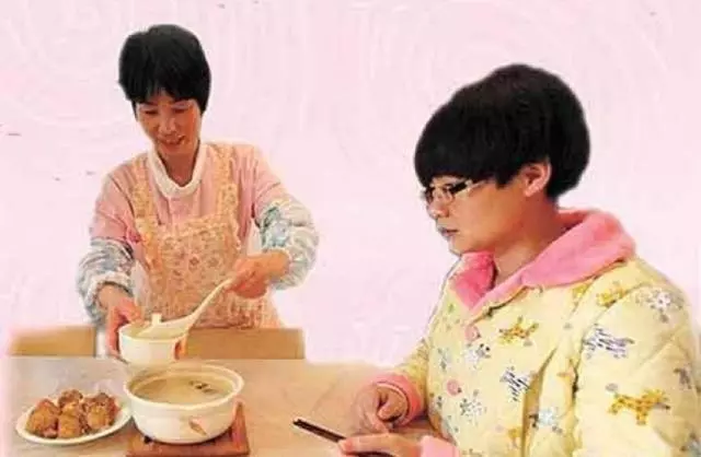 我坐月子,媽要我開工資才來照顧,三年後回娘家,我哭了媽笑了