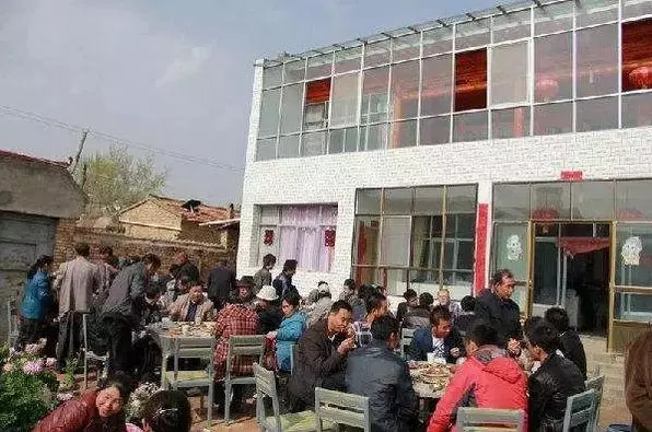 兒子滿月辦了16桌,丈母娘送三萬,酒席結束後,我在家裡抬不起頭