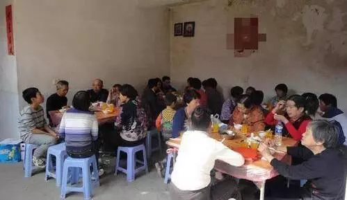 兒子滿月辦了16桌,丈母娘送三萬,酒席結束後,我在家裡抬不起頭