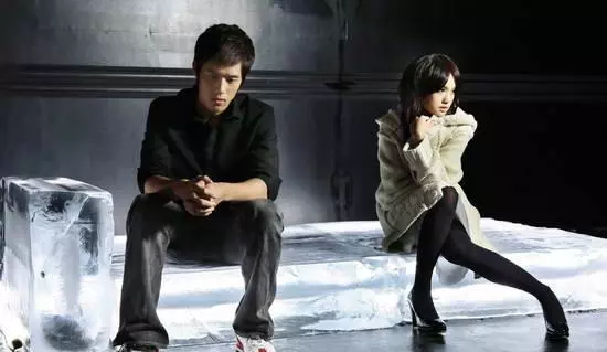 離婚後收到前夫的信息說「我想你」,隔天看到老熟人,我才懂了