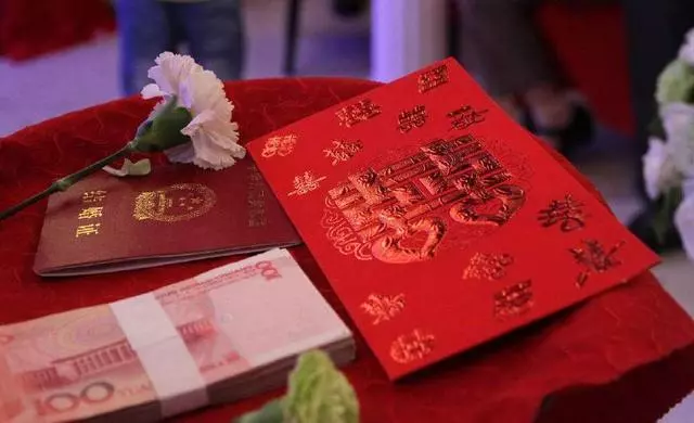 爸再婚瞞著我,我拿2000塊,看到我親媽,我笑著換成兩萬