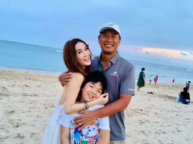 溫碧霞一家三口拜年,9歲養子成亮點,養子長的越來越像老公