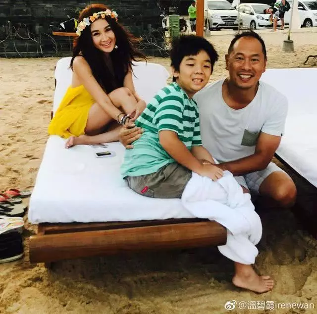 溫碧霞一家三口拜年,9歲養子成亮點,養子長的越來越像老公