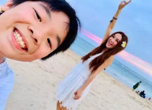 溫碧霞一家三口拜年,9歲養子成亮點,養子長的越來越像老公
