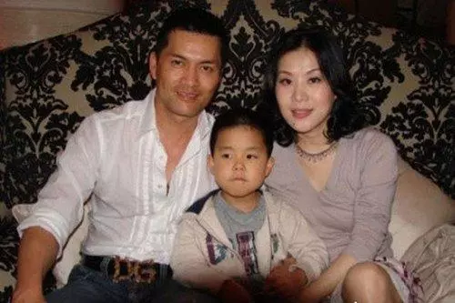 為娶現任老婆放棄周海媚和鄺美雲,兒子15歲長成這樣,網友:這是報應!