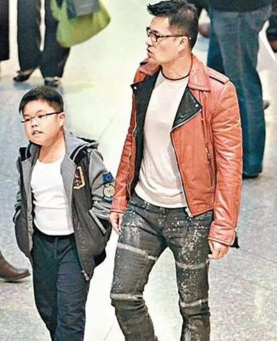 為娶現任老婆放棄周海媚和鄺美雲,兒子15歲長成這樣,網友:這是報應!