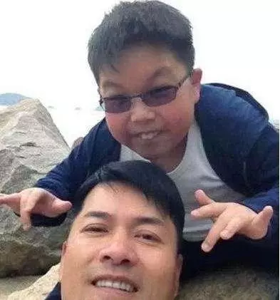 為娶現任老婆放棄周海媚和鄺美雲,兒子15歲長成這樣,網友:這是報應!