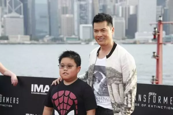 為娶現任老婆放棄周海媚和鄺美雲,兒子15歲長成這樣,網友:這是報應!