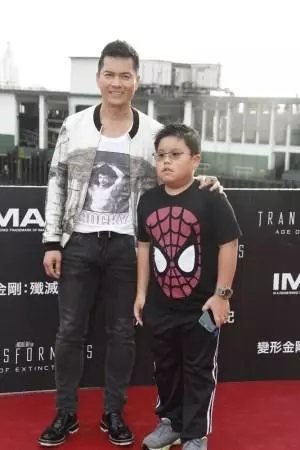 為娶現任老婆放棄周海媚和鄺美雲,兒子15歲長成這樣,網友:這是報應!