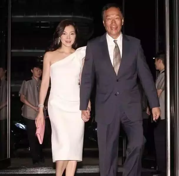 曾馨瑩原來是林心如閨蜜,嫁臺灣首富郭台銘十年了,原來她仍無權分身家
