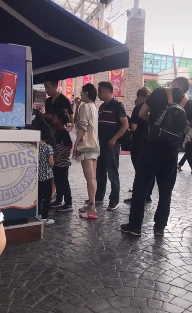 大s汪小菲一家普吉島度假,42歲大s又瘦又美宛若少女,網友:腿怎麼了?