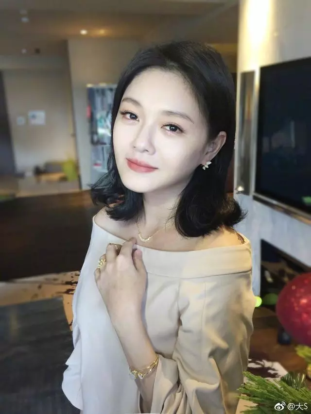 大s汪小菲一家普吉島度假,42歲大s又瘦又美宛若少女,網友:腿怎麼了?