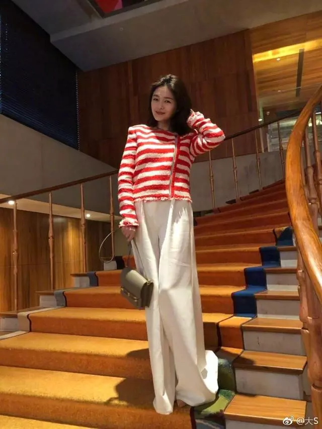 大s汪小菲一家普吉島度假,42歲大s又瘦又美宛若少女,網友:腿怎麼了?