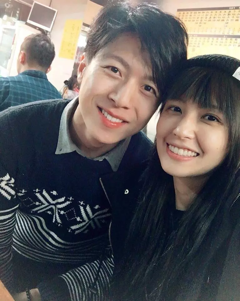 過年前閃嫁!袁艾菲無預警「PO婚戒登記照」 遭疑「懷孕才急著嫁」本人回應了:天時地利人和❤