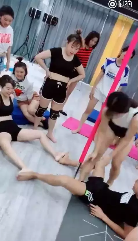 舞蹈教室根本開後宮!男子壓筋視角超好…網友全暴動:此痛可忍