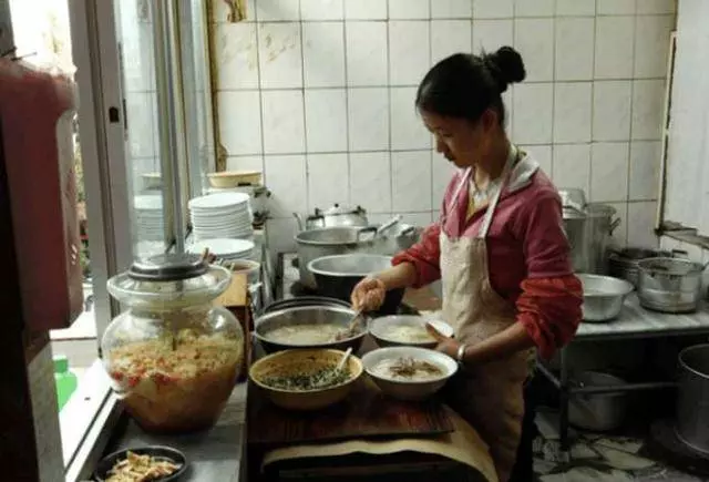 妹妹打工掙錢養哥哥,哥發達後不認妹妹,一年後看到信,妹妹愣了