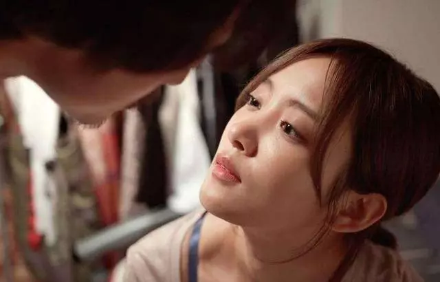 懷孕後,老公非要跟我分床睡,半夜聽到次臥有女人聲,我愣住了