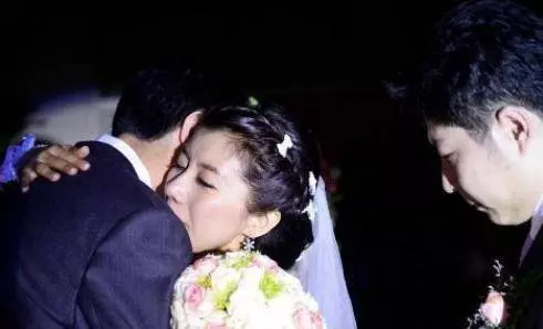 老公每月給公婆寄錢,公公生病我去看望,看見屋裡的人我摔門離去