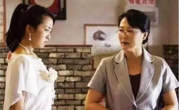 老公每月給公婆寄錢,公公生病我去看望,看見屋裡的人我摔門離去