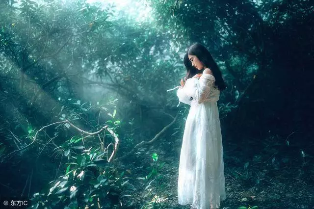 婆婆走了 富有老公回來奔喪 替他接一通電話 我呆呆站在原地