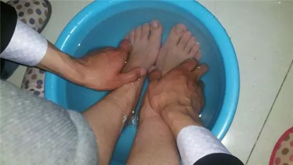 婆婆癱瘓後,丈夫天天往她房裡送飯,直到有天我代老公進去,哭著馬上去報警!