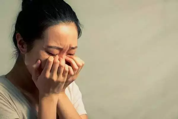 婆婆癱瘓後,丈夫天天往她房裡送飯,直到有天我代老公進去,哭著馬上去報警!