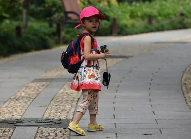 和未婚妻在公園約會,一怪小孩偷偷塞我張紙條,看完我立馬報了警