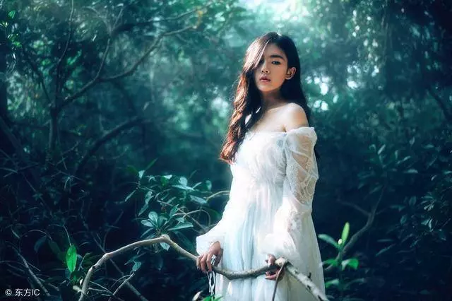 和未婚妻在公園約會,一怪小孩偷偷塞我張紙條,看完我立馬報了警