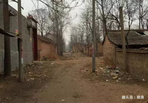 女子跟丈夫回農村過年,嫌婆家髒要住賓館,隔天回娘家,癱地上