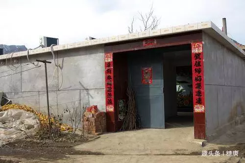 女子跟丈夫回農村過年,嫌婆家髒要住賓館,隔天回娘家,癱地上